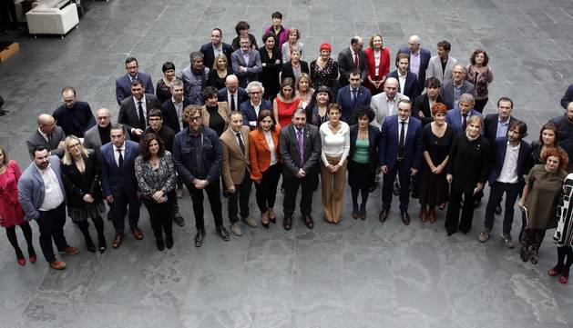 ACTO POR EL DÍA INTERNACIONAL DE LA MUJER. A las 12 del mediodía, el pleno del Parlamento se detuvo y todos acudieron al atrio de la Cámara para celebrar un acto institucional con motivo del 8 de Marzo. Intervinieron los presidentes del Gobierno y del Parlamento, María Chivite y Unai Hualde, y los portavoces. A su conclusión, posaron para una fotografía.
