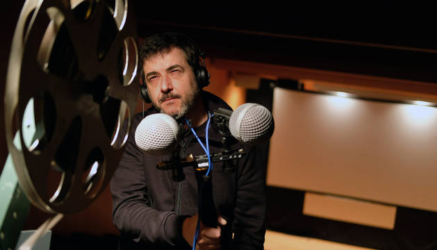 Xabier Erkizia, captando el sonido de un proyector en una de las salas pequeñas de Baluarte.