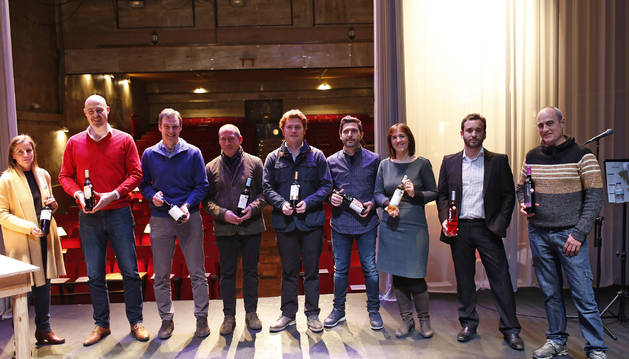 Foto de Helena Jiménez (Señorío de Sarría), Tomás Antoñana (Inurrieta), Víctor del Villar (Castillo de Monjardín), Fernando García (Albret), Gonzalo Celayeta (San Martín) , Adriana Ochoa (Ochoa), Rubén Hernández )(Alex Viñedos de Calidad)