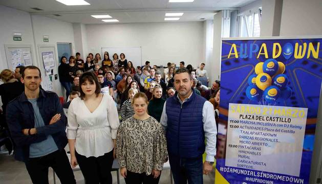 En primera fila, desde la izda.: Iker Cía y Saioa Losada, profesor y alumna del CI María Ana Sanz; y María Erausquin y Pedro Mª Santana, usuaria y presidente de la Asociación Síndrome de Down. Detrás, más alumnos del centro y personas usuarias de ITACA Sepap Ocupacional de la asociación, ayer en la sede de la entidad.