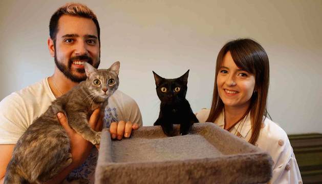 David Rubio Jiménez sostiene en su brazo a Alpu, la gata que vino de La Alpujarra granadina. A su lado, Juanola mira a la cámara junto a Amelia Rubio Bellostas.