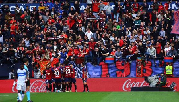 Los jugadores de Osasuna celebran uno de los cuatro goles que anotaron al Alavés.