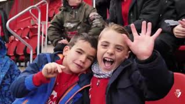 Osasuna entrena con los niños de la Fundación de público