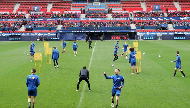 Foto del inicio del entrenamiento de Osasuna celebrado a puerta cerrada este sábado en El Sadar.