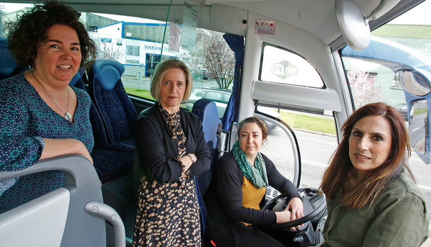 Foto de Cristina Urdánoz (Autobuses La Pamplonesa) , Mikaela Mariezcurrena (Leizaran Mariezcurrena Hermanos), Nerea Zalduendo (Transportes Gurbindo) y Ana Elcarte (Autobuses Elcarte), en el interior de uno de los autobuses de sus empresas.
