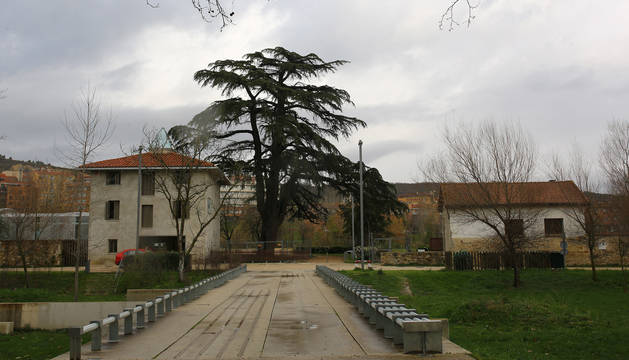 Una de las pasarelas peatonales, la situada junto a Casa Gurbindo, con fisuras que tendrán que arreglarse en esta fase del parque.