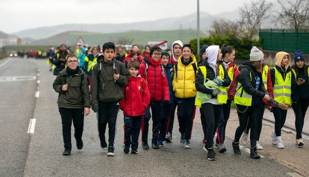 En el recorrido participaron alumnos de diferentes centros educativos, entre los que destacó un nutrido grupo del Colegio San Ignacio.