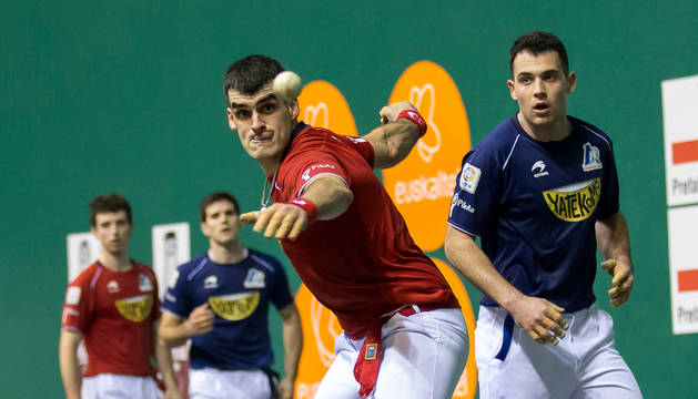 Joseba Ezkurdia golpea a la pelota en presencia de Erik Jaka ayer en el Labrit. Las miradas de unos y otros lo dicen absolutamente todo.