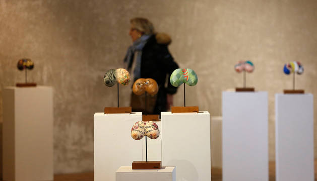 La exposición Titiak, instalada en el Palacio de Condestable, está formada por distintas creaciones que parten de una escultura común, acompañadas de textos.
