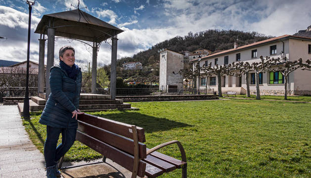 Foto de Estíbaliz Erdozia Ormazábal, en un rincón de Zudaire.