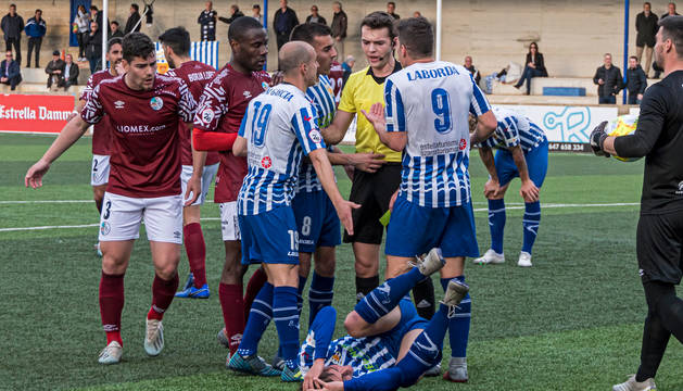 Foto de Toni García (19) y Gorka Laborda (9) reclamando al colegiado el penalti claro cometido sobre Javi Gómez, en el suelo.
