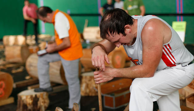 Jon Rekondo trata de recuperarse después de una eliminatoria del campeonato navarro de aizkora en Huarte.