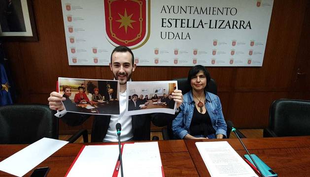 Jorge Crespo, expulsado como secretario general del PSN de Estella, junto a la edil del PSN en Estella Magdalena Hernández, este lunes en el ayuntamiento estellés.