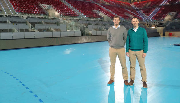 Foto de la pareja arbitral Javier Álvarez y Ion Bustamente, tras pitar la final de la Copa del Rey en la Caja Mágica de Madrid.