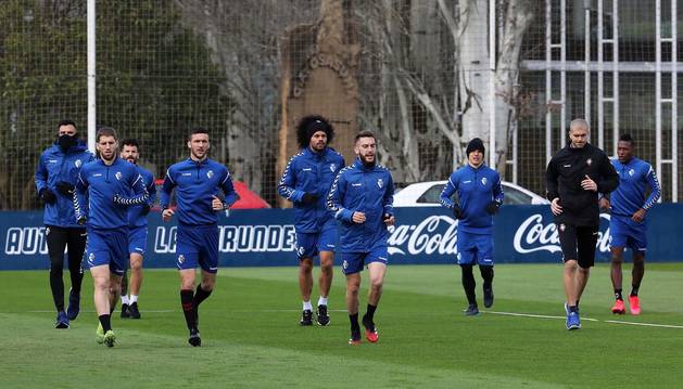 La plantilla del C.A. Osasuna se ejerciia este lunes en uno de los campos de Tajonar.