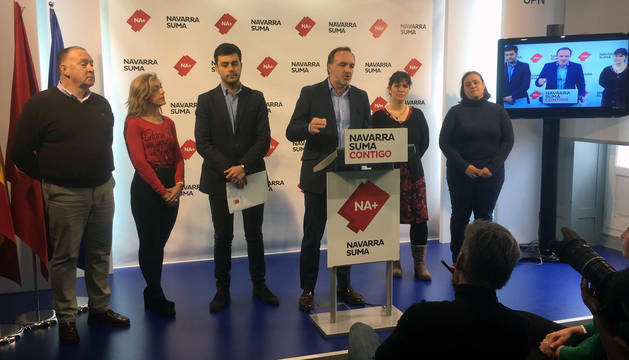 Javier Esparza, en la sede de UPN, con el alcalde de Estella, Gonzalo Fuentes, a su derecha.
