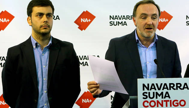 Javier Esparza, en la sede de UPN, junto al alcalde de Estella, Gonzalo Fuentes, a su derecha.