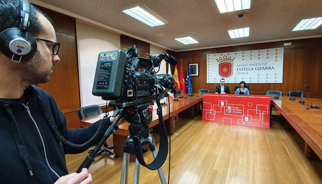 Foto de la rueda de prensa de Jorge Crespo y Magdalena Hernández para presentar el acuerdo alcanzado.