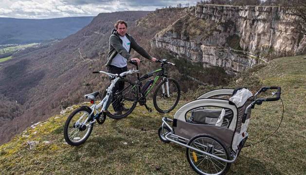 Foto de Daniel Ziganda Arraiza, con sus bicis eléctricas para alquilar a turistas junto al Balcón de Pilatos.