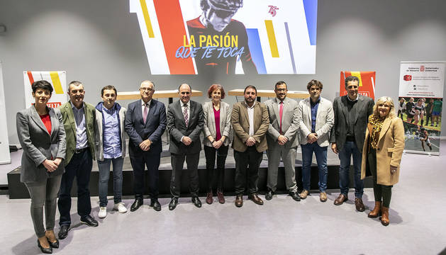Saiz, Guillén, Azpíroz, Maya, Ayerdi, Esnaola, Hualde, Remírez, Azcona, Induráin y Caballero, ayer por la tarde en el Navarra Arena.