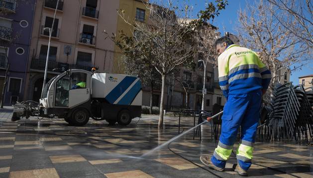 Foto de un operario de la contrata actual de limpieza del Ayuntamiento de Tudela trabaja en la calle Herrerías de la ciudad.