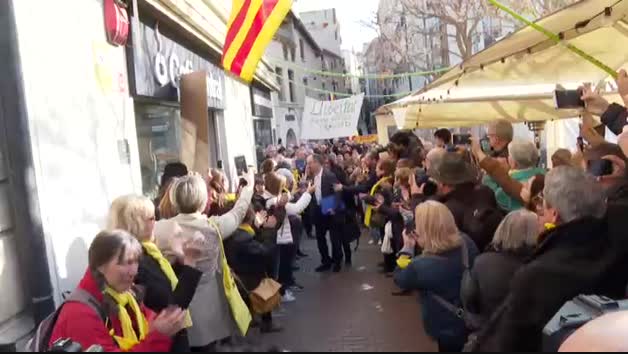 Vídeo: Turull, recibido con besos y abrazos en el trabajo durante su primera salida de prisión