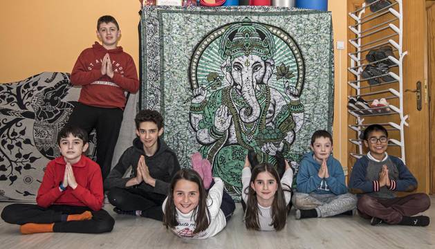 Foto de una clase de yoga infantil en el edificio concejil de Baríndano.