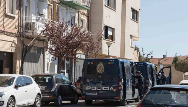 Foto de varios agentes en la zona donde se hizo la operación, en la calle Pedro Legaria de Tudela.