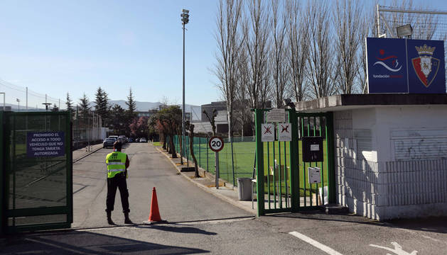 Foto de un miembro de seguridad custodiando el acceso a Tajonar tras las medidas tomadas por el coronavirus.