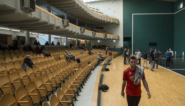 Foto del pelotari Erik Jaka abandonando el Labrit tras una elección de material.