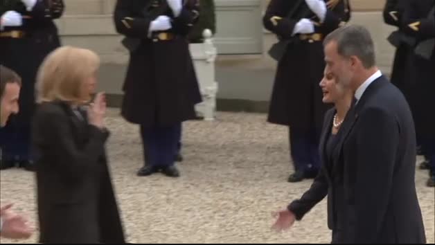 Vídeo | Besos al aire en la recepción de Macron y su esposa a los Reyes