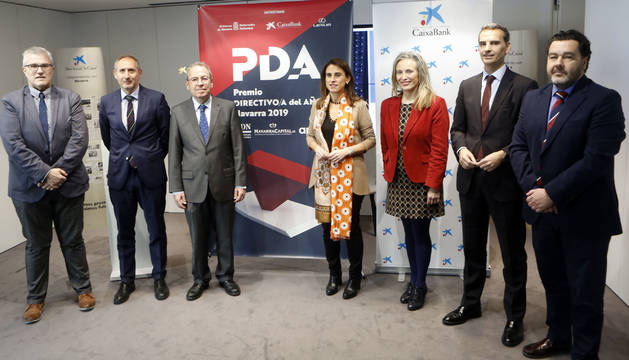Presentación del Premio Directivo del Año. De izquierda a derecha: Tito Navarro (editor de Navarra Capital), José Manuel Erro (director general de La Información SA), Virgilio Sagüés (presidente de La Información SA), Isabel Moreno (directora territorial de Caixabank), Izaskun Goñi (Gobierno de Navarra), José Luis Larríu (director de Banca de Empresas de Caixabank) e Iñaki Díez de Arizaleta (director gerente de Lexus).