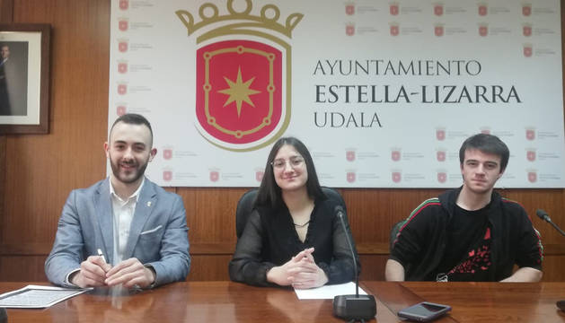 Foto del ex socialista Jorge Crespo, Verónica Ciordia Vargas, secretaria general de JSN suspendida de militancia, e Igor Busto López, secretario de organización de JSN de Estella.