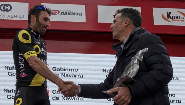 Foto de Hervier, ganador del año pasado, saluda a Miguel Induráin tras ganar en el Paseo de la Inmaculada.