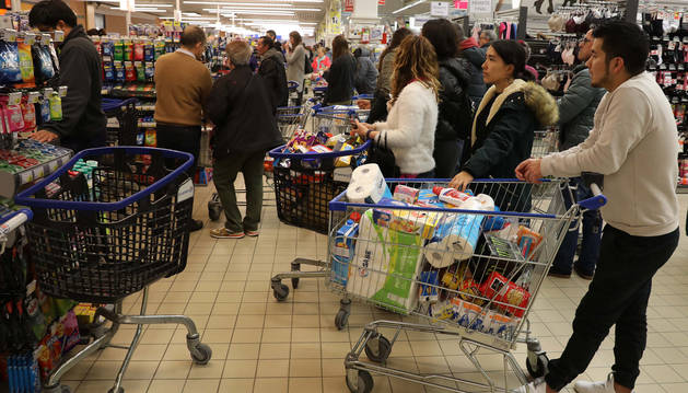 Foto de las colas para pagar y carros repletos, este viernes por la tarde, en el supermercado Leclerc.