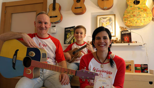 Foto de Hervé Alústiza 'Pepe Melodías', Teresa Gutiérrez de Cabiedes 'Señoríssima Corchea' y el hijo de ambos, 'Giuseppe Bemol' forman la Familia Melodías.
