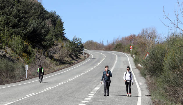 Foto de Garazi Mendiburu y su madre compartiendo carretera hacia Javier junto a un ciclista, al otro lado de la calzada.