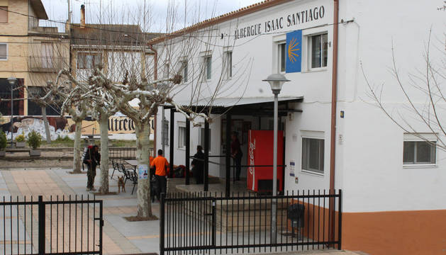 Foto del exterior del albergue Isaac Santiago de Los Arcos junto al que se instalarán las calderas.