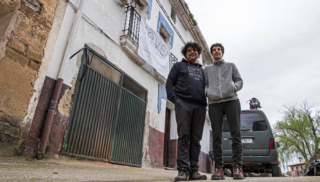 Jordi Carnicer García y Miren Monterrubio Azpilicueta, delante de la vivienda que están rehabilitando como albergue en Villatuerta con capacidad para 16 personas.