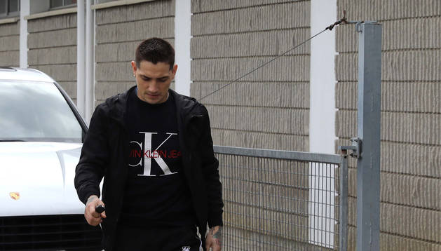 El Chimy Ávila, esta semana en Tajonar. Seguirá la recuperación de su rodilla operada en su casa .