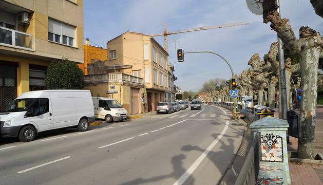 La travesía de Peralta soporta mucho tráfico y el consistorio aboga por reformarla íntegramente.