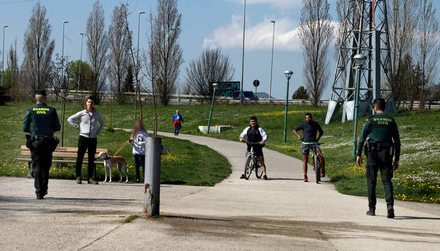 Foto de la Guardia Civil informando este domingo a los viandantes en la comarca de Pamplona sobre el Real Decreto, que prohíbe salir de casa para pasear y hacer ejercicio.