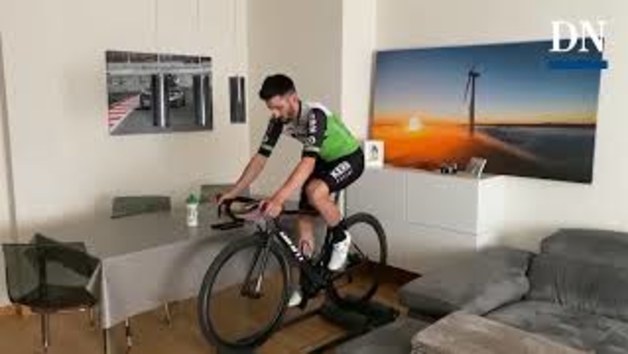 Vídeo del ciclista navarro Enrique Sanz ejercitándose sobre el rodillo en su casa de Orkoien