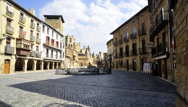 Foto de la plaza Carlos III de Olite, con el Palacio Real al fondo, totalmente vacía el pasado domingo a mediodía.