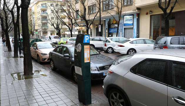 Los parquímetros muestran un cartel que avisan de la suspensión de la zona azul.