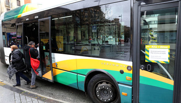 Una usuaria se apea de un autobús en Merindades mientras otro accede por la puerta central.