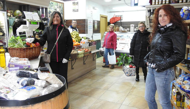 Foto de Inma Salvador, Joaquín León, Diana Adán, Arancha Prado y Charo Mendoza en la tienda de alimentación La Despensa de Virginia de San Adrián, que también lleva la compra a domicilio.