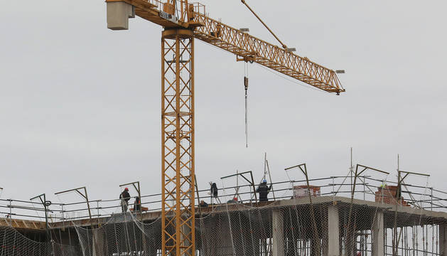Foto de trabajadores, este martes por la mañana, en las obras de construcción de viviendas en Lezkairu.