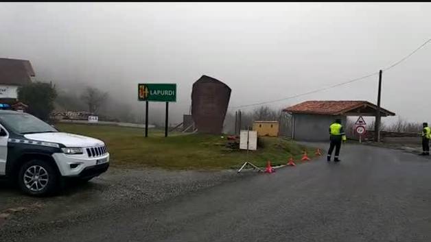Vídeo | La Guardia Civil cierra la frontera de Navarra con Francia