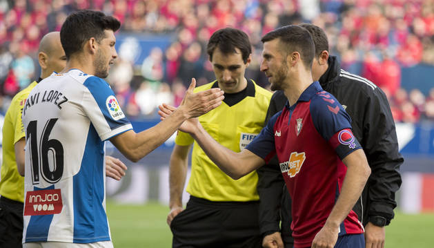 Los capitanes del Espanyol y de Osasuna, Javi López y Oier Sanjurjo, se estrechan la mano en el partido del pasado 8 de marzo.